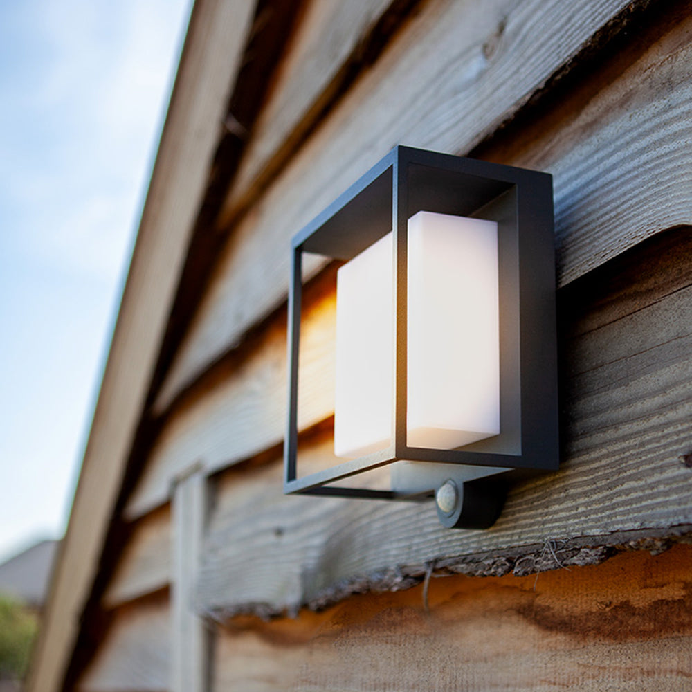 LYNORA Solar Wandlamp – Rechthoekig Acryl Design met Bewegingssensor – IP65 – LED Buitenlamp
